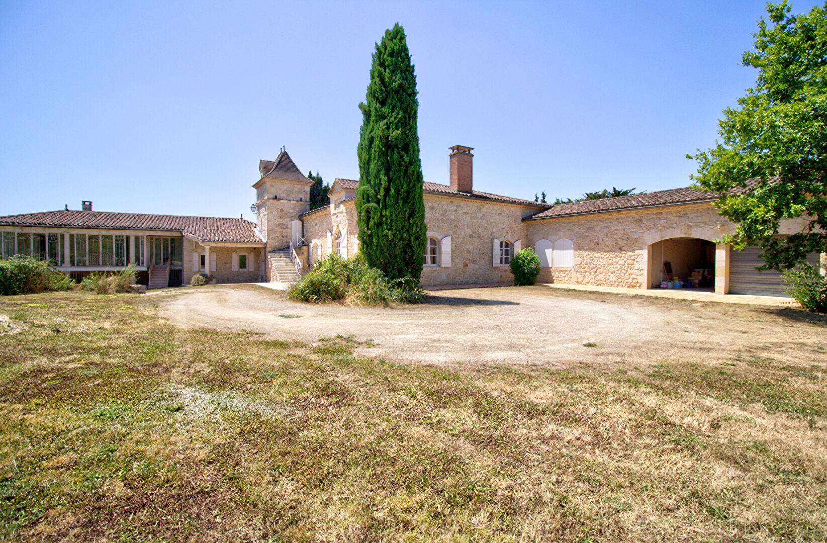 Propriété de caractère de 336 m² avec dépendance, garage et parc arboré dans un environnement calme.