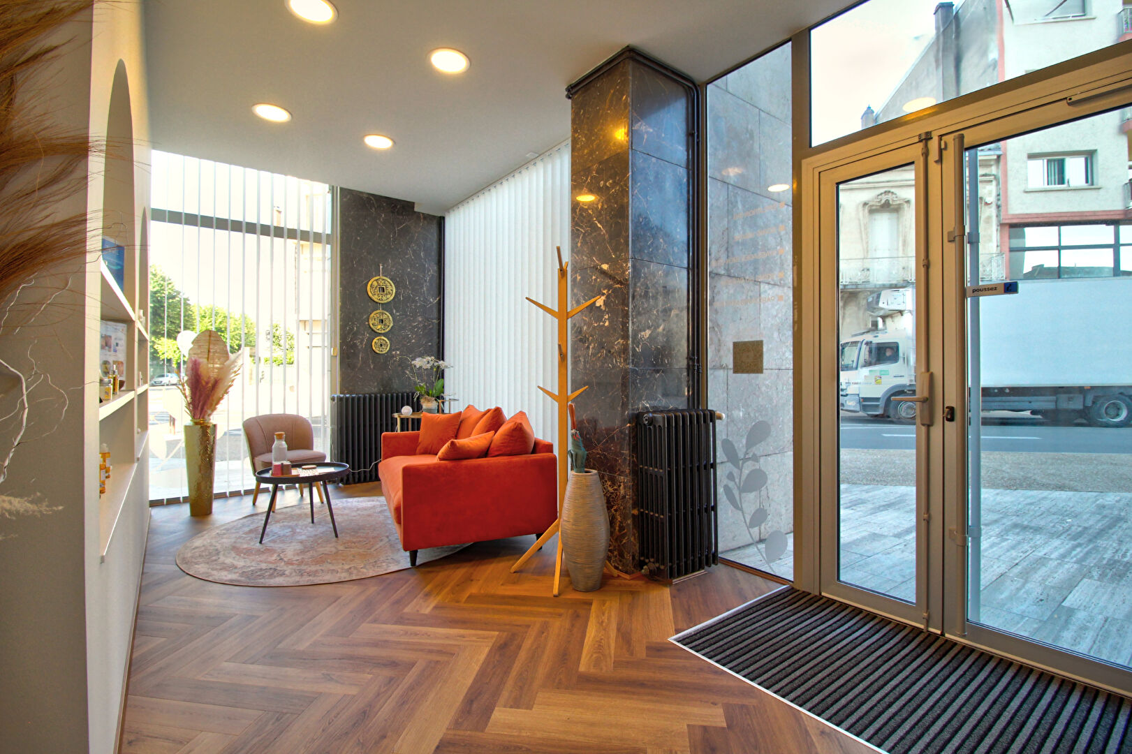 AGEN HYPERCENTRE - Boulevard CARNOT : Local commercial de 75 m² avec espace accueil, 3 bureaux et cuisine.