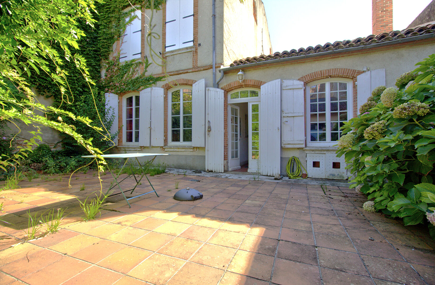 AGEN CENTRE - Maison de caractère de 250 m² avec extérieur, cave dans un quartier calme et recherché