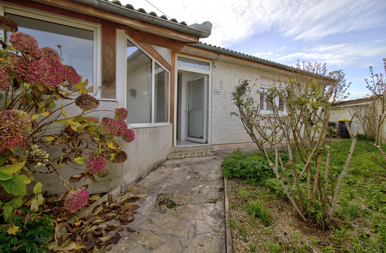 LE PASSAGE - Maison plain-pied de 88 m² avec 3 chambres, garage et jardin autour sur un terrain de 280 m² environ