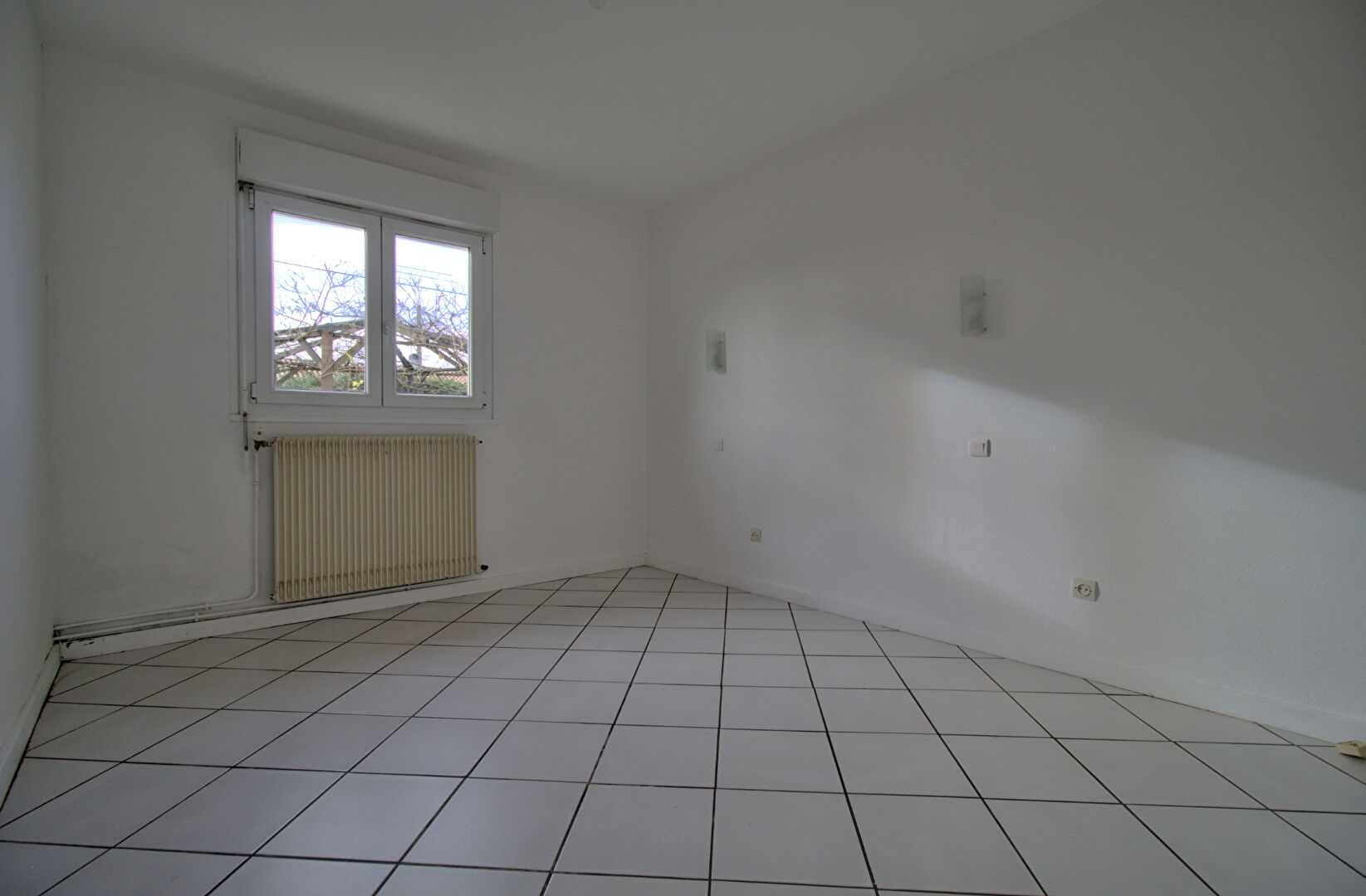 LE PASSAGE - Maison plain-pied de 88 m² avec 3 chambres, garage et jardin autour sur un terrain de 280 m² environ