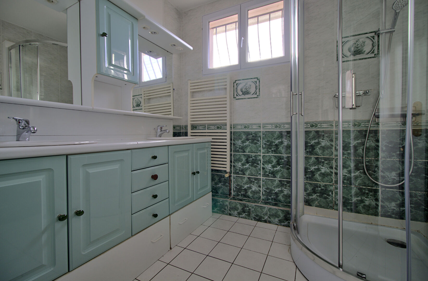 LE PASSAGE - Maison plain-pied de 88 m² avec 3 chambres, garage et jardin autour sur un terrain de 280 m² environ