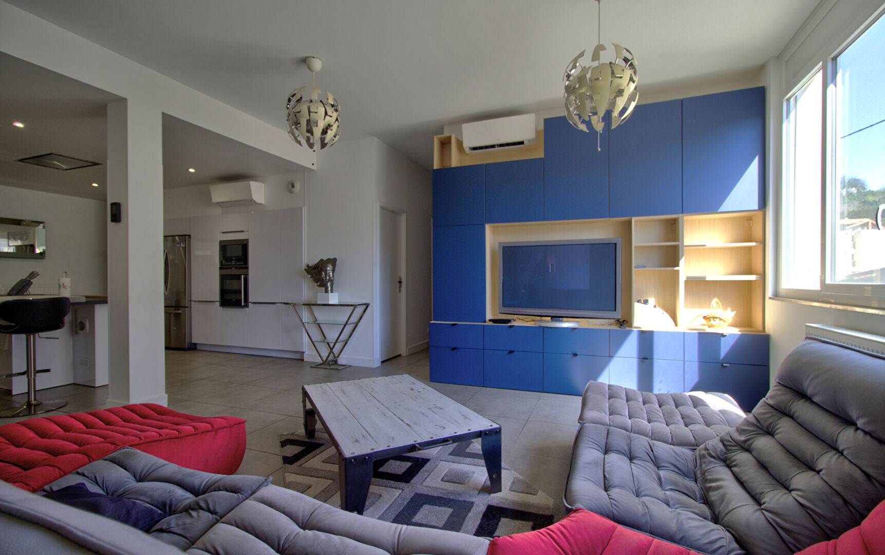 BON ENCONTRE - Ensemble immobilier comprenant un appartement type Loft de 254 m² dont 49 m² loué meublé avec accès indépendant et dépendance de 63 m² aménageable.