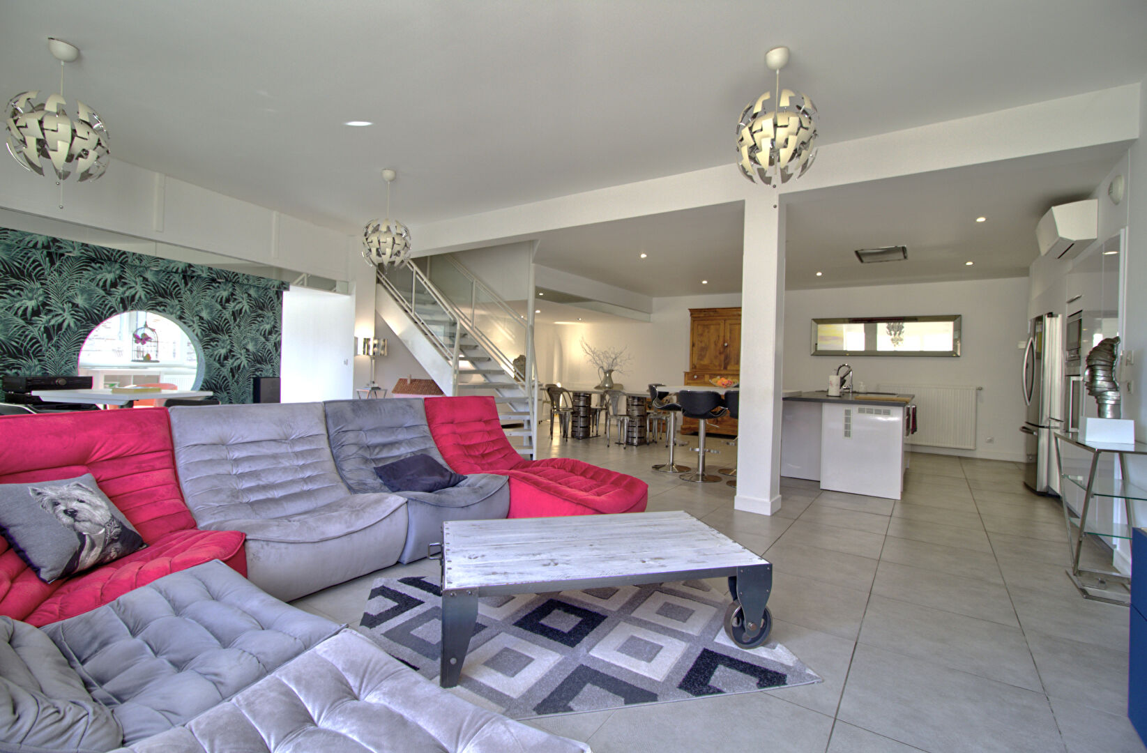 BON ENCONTRE - Ensemble immobilier comprenant un appartement type Loft de 254 m² dont 49 m² loué meublé avec accès indépendant et dépendance de 63 m² aménageable.