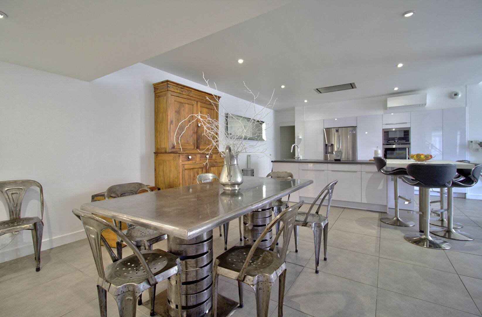 BON ENCONTRE - Ensemble immobilier comprenant un appartement type Loft de 254 m² dont 49 m² loué meublé avec accès indépendant et dépendance de 63 m² aménageable.