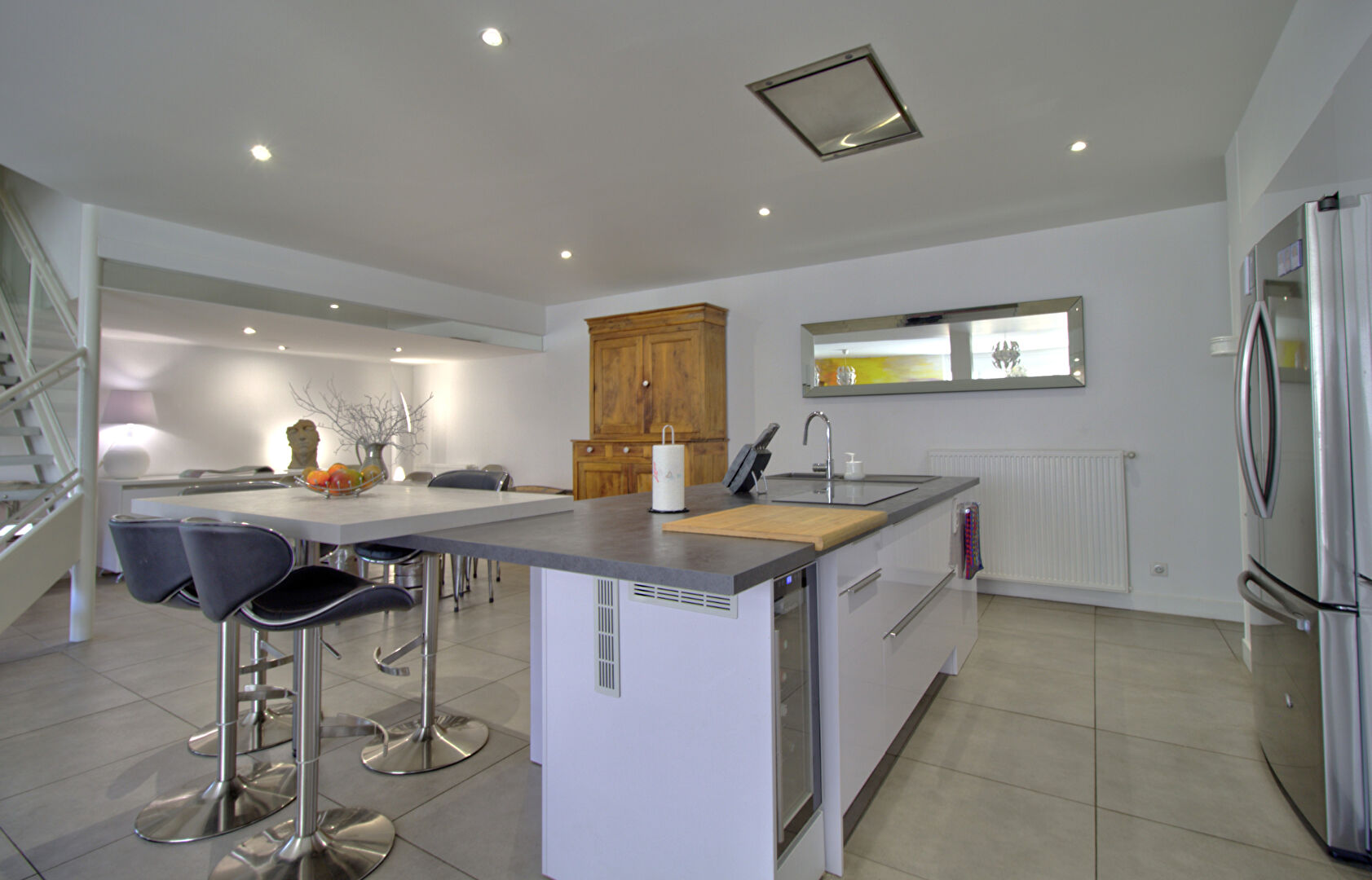 BON ENCONTRE - Ensemble immobilier comprenant un appartement type Loft de 254 m² dont 49 m² loué meublé avec accès indépendant et dépendance de 63 m² aménageable.