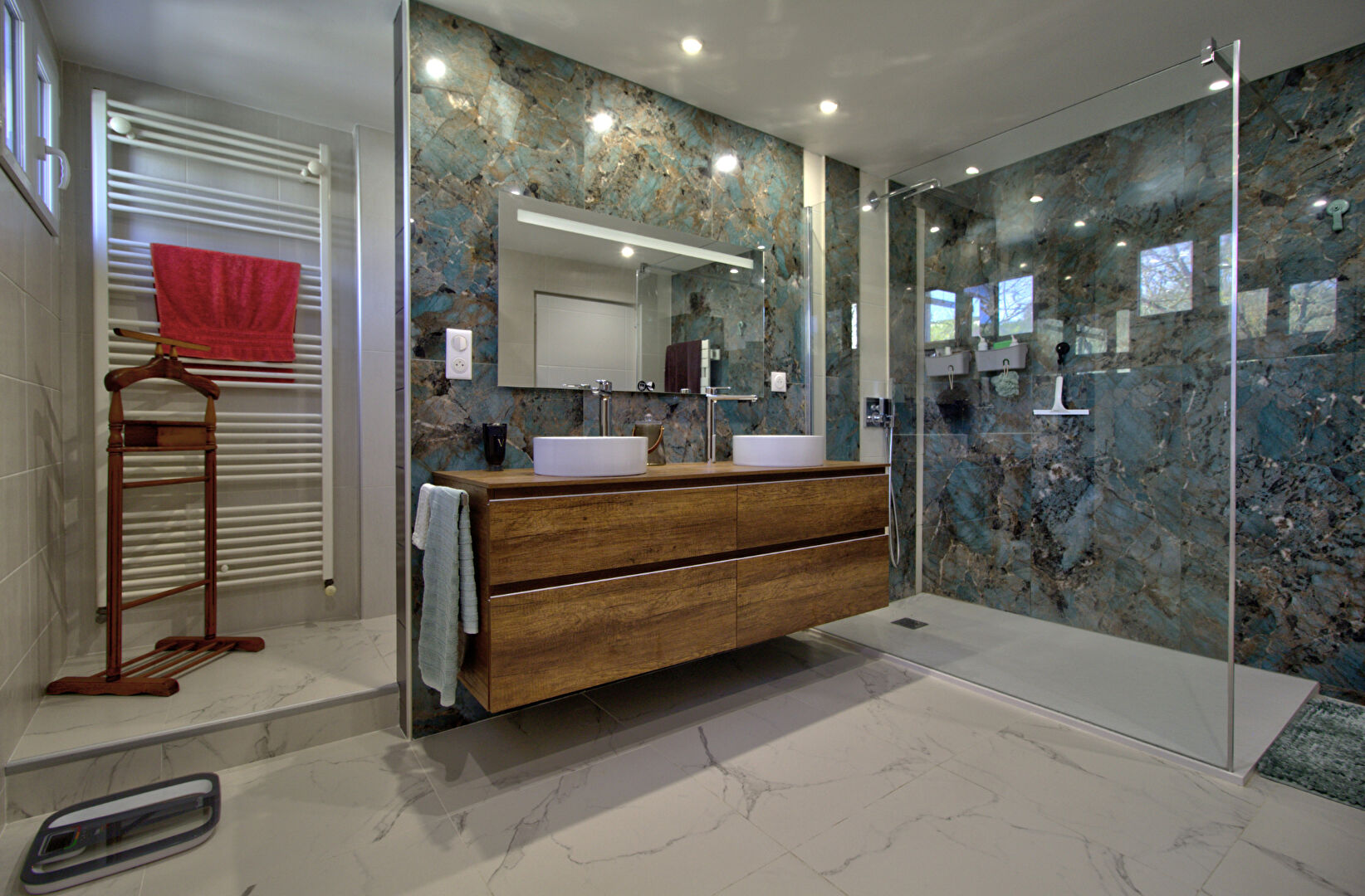 BON ENCONTRE - Ensemble immobilier comprenant un appartement type Loft de 254 m² dont 49 m² loué meublé avec accès indépendant et dépendance de 63 m² aménageable.