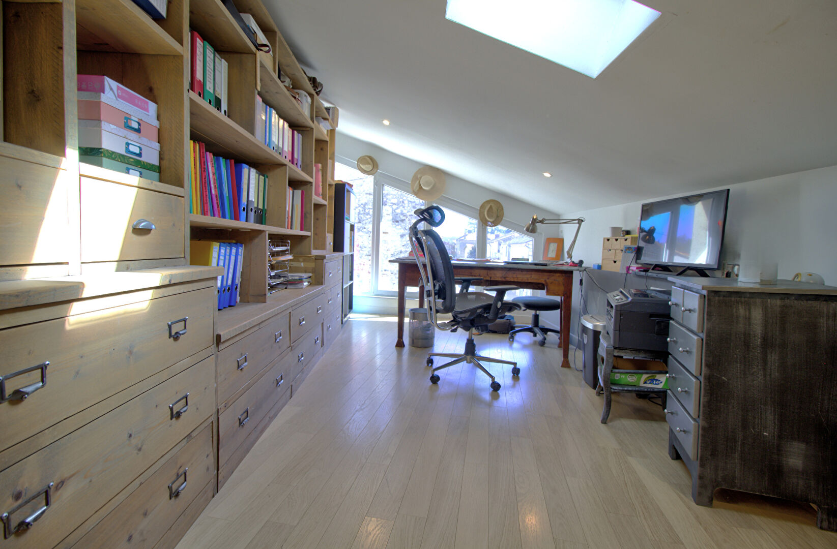 BON ENCONTRE - Ensemble immobilier comprenant un appartement type Loft de 254 m² dont 49 m² loué meublé avec accès indépendant et dépendance de 63 m² aménageable.