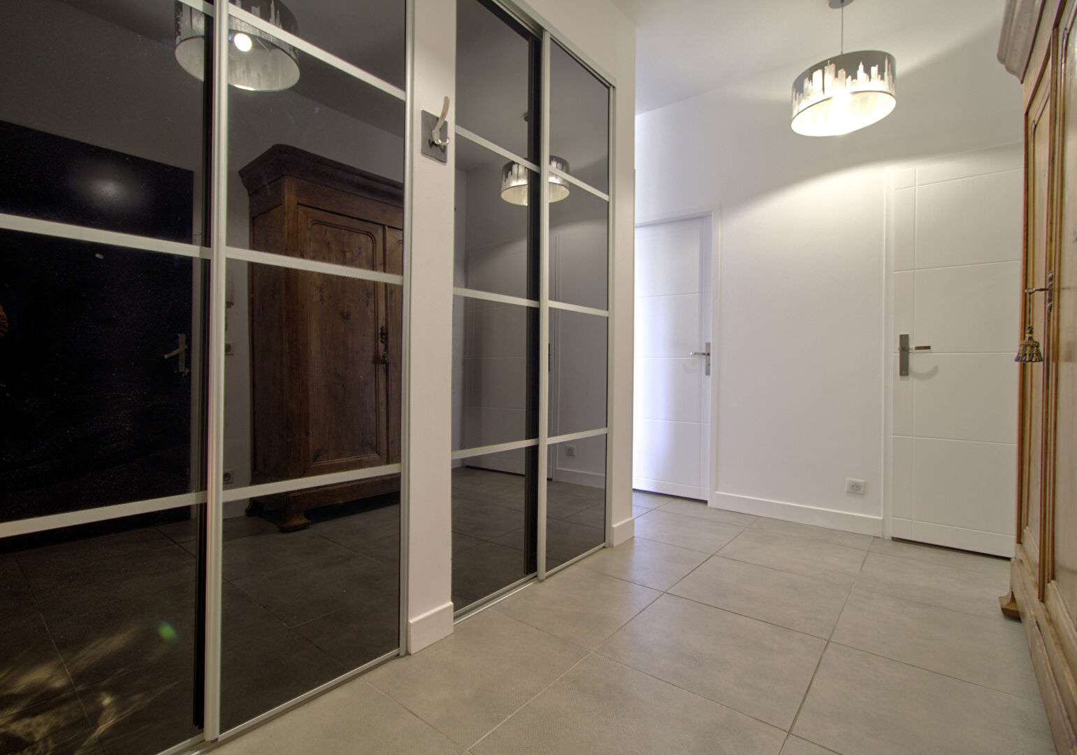 BON ENCONTRE - Ensemble immobilier comprenant un appartement type Loft de 254 m² dont 49 m² loué meublé avec accès indépendant et dépendance de 63 m² aménageable.