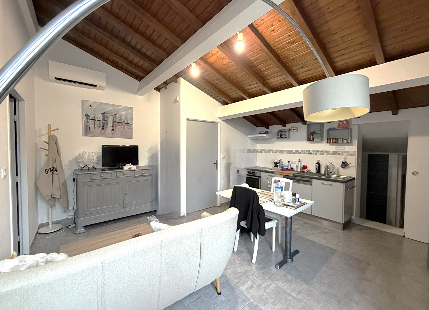 BON ENCONTRE - Ensemble immobilier comprenant un appartement type Loft de 254 m² dont 49 m² loué meublé avec accès indépendant et dépendance de 63 m² aménageable.