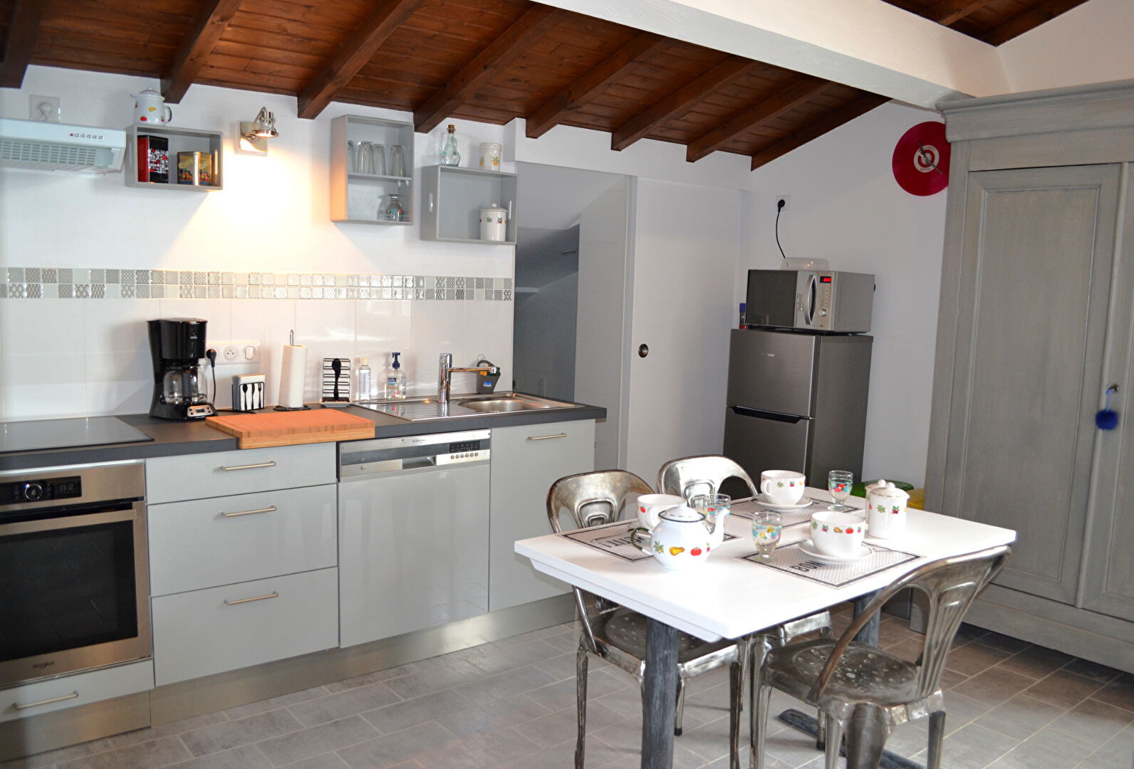 BON ENCONTRE - Ensemble immobilier comprenant un appartement type Loft de 254 m² dont 49 m² loué meublé avec accès indépendant et dépendance de 63 m² aménageable.