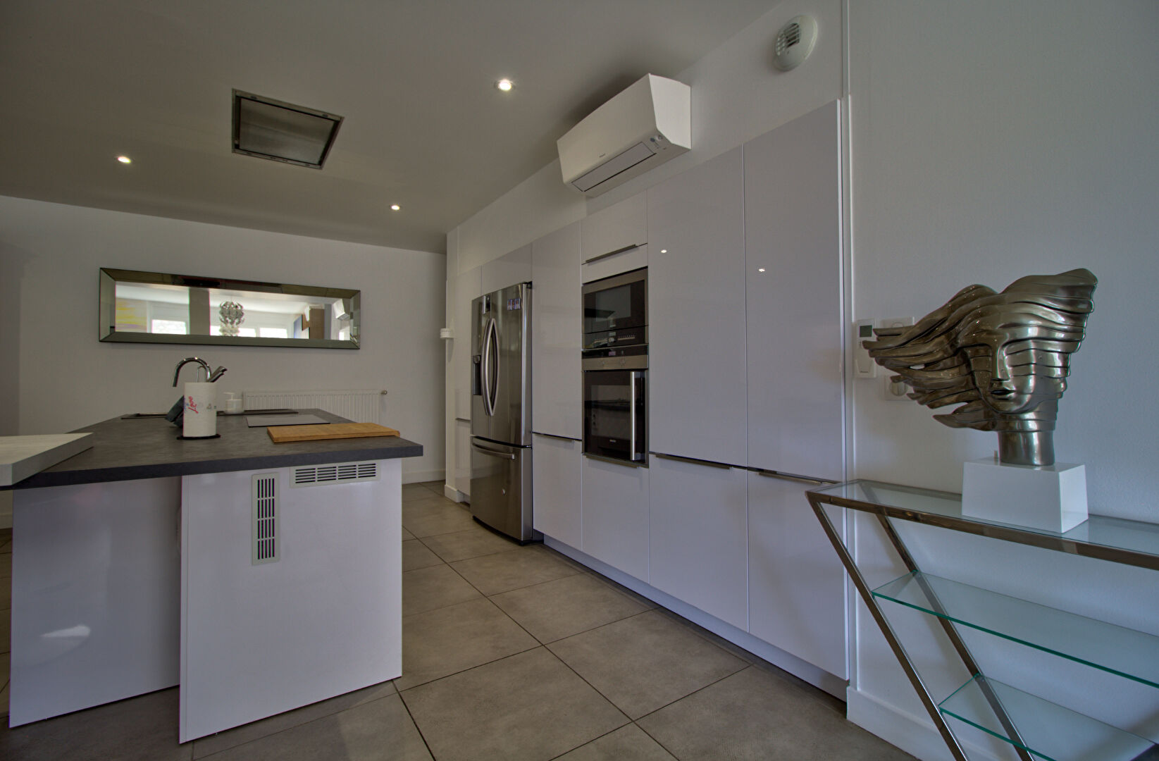 BON ENCONTRE - Ensemble immobilier comprenant un appartement type Loft de 254 m² dont 49 m² loué meublé avec accès indépendant et dépendance de 63 m² aménageable.