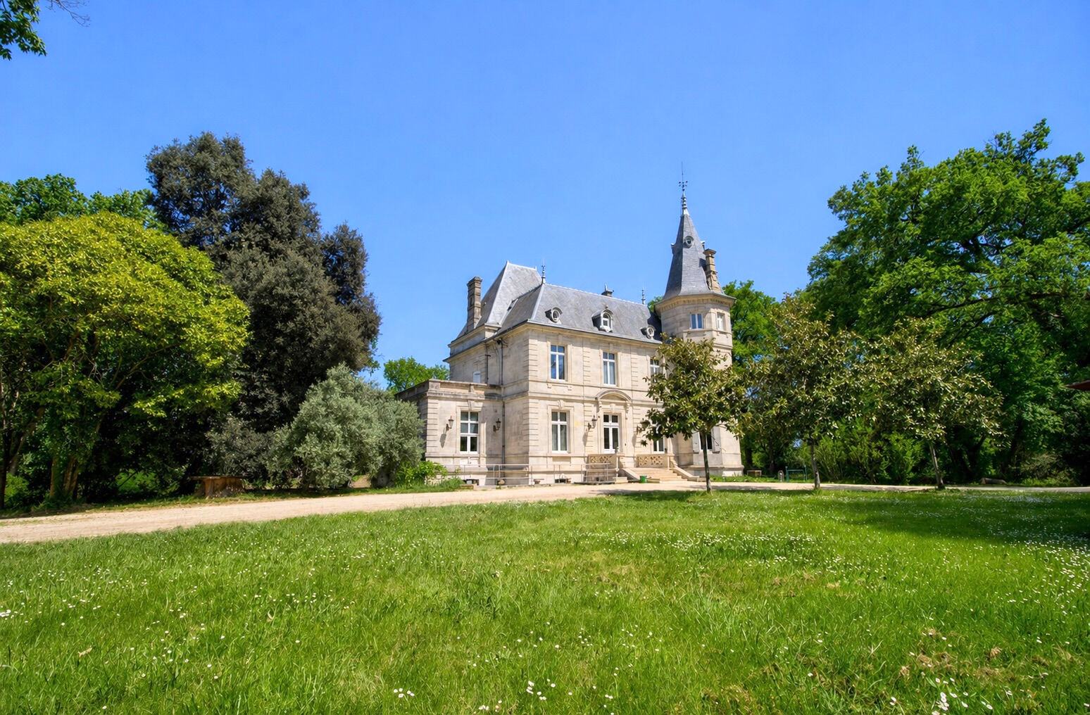 6 pièces 540 m² · à Layrac · 540 m² · 900 000 €