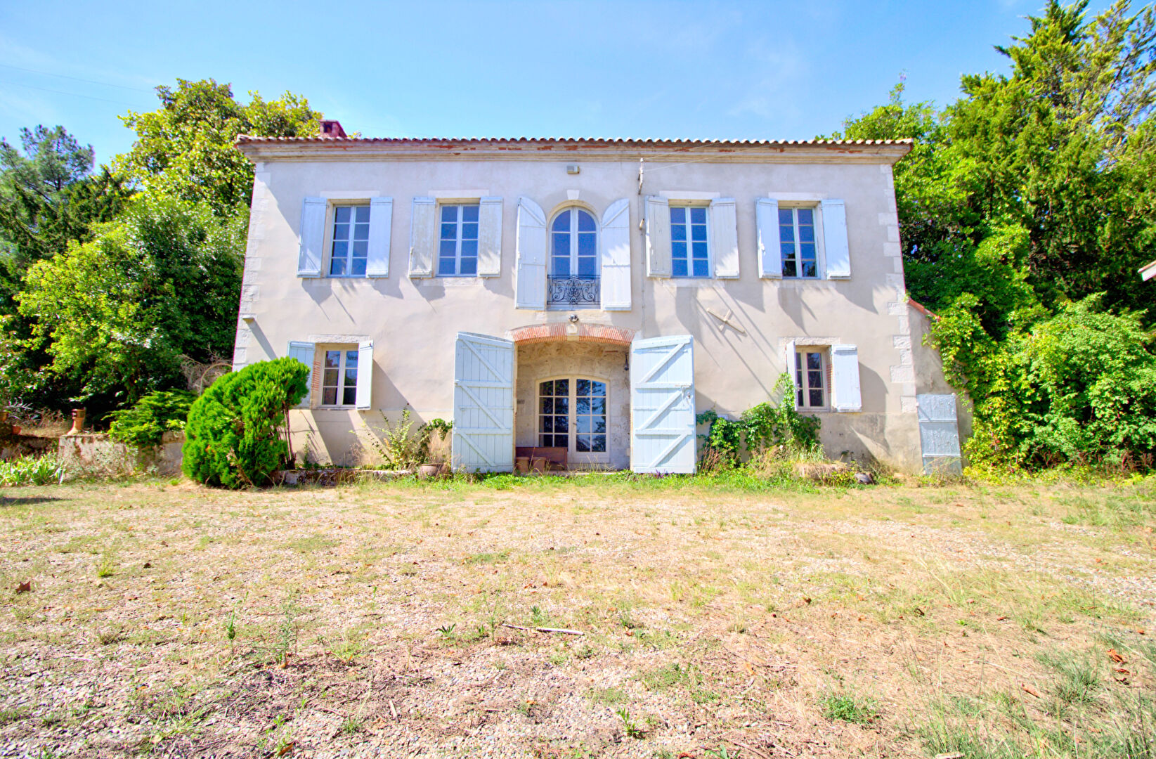 LAYRAC proche AGEN - Maison de maître de 240 m² avec dépendances et étang, située sur 4,5 hectares.