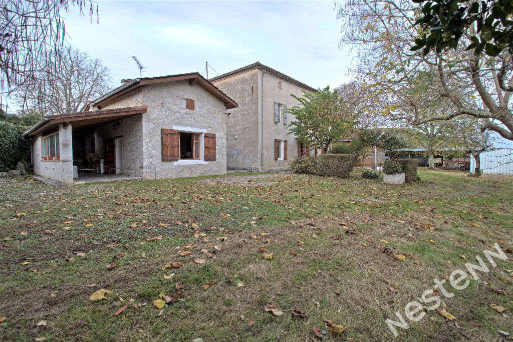 ST PIERRE DE CLAIRAC Maison en pierre de 160 m2 et dependances sur 7000m2 de terrain.