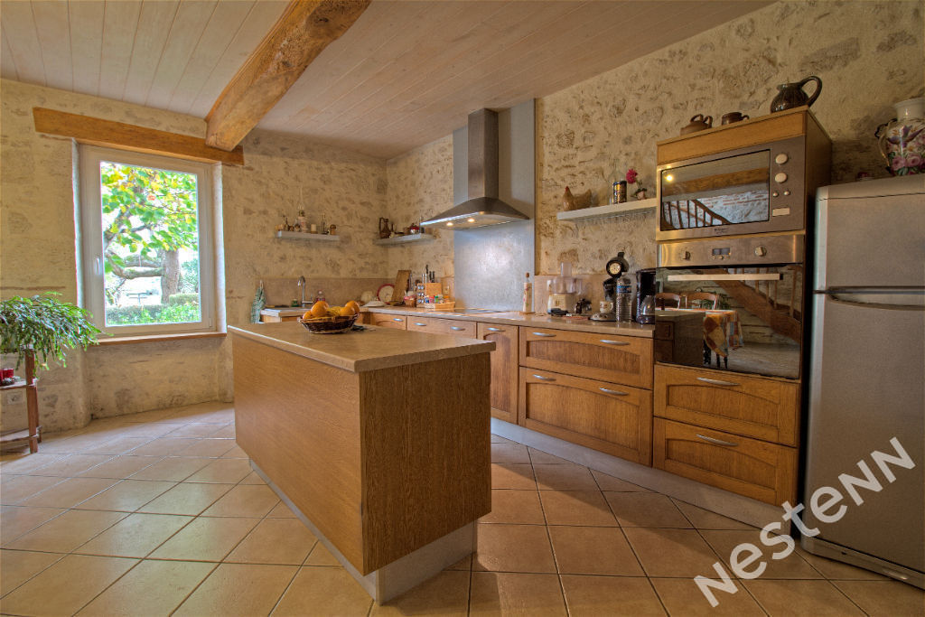 ST PIERRE DE CLAIRAC Maison en pierre de 160 m2 et dependances sur 7000m2 de terrain.
