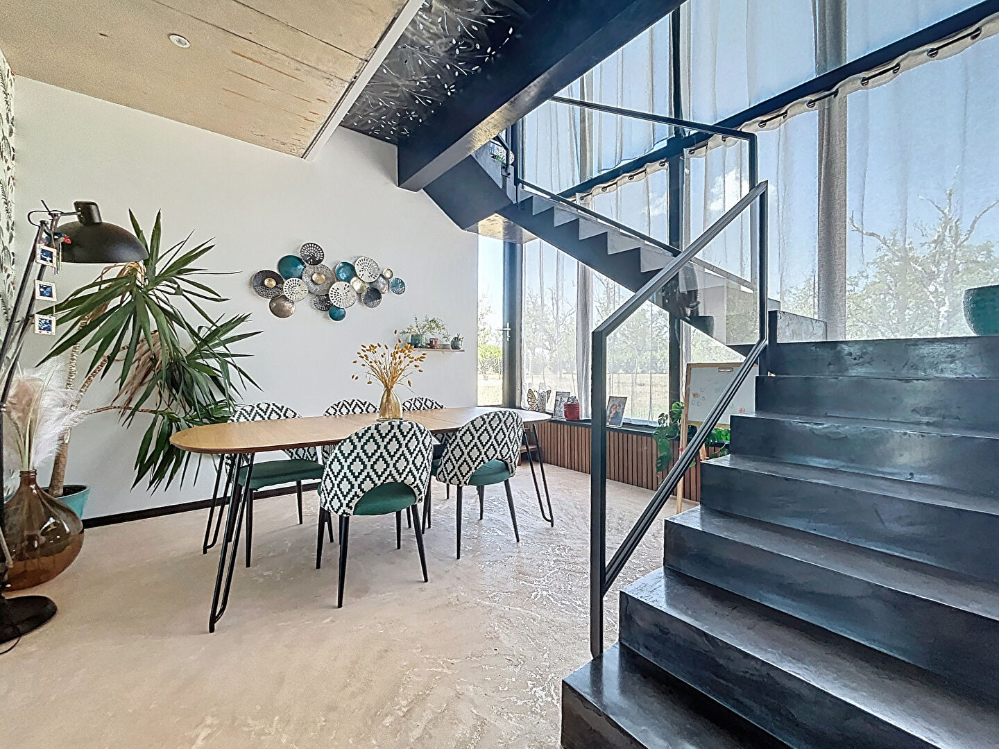 Villa de luxe à vendre proche Puybrun : Couloir de nage à débordement, Véranda avec SPA, cuisine d'été, PAC, Panneaux solaires, Vie de plain pied, Beaux volumes, vue imprenable, Matériaux haut de gamme.