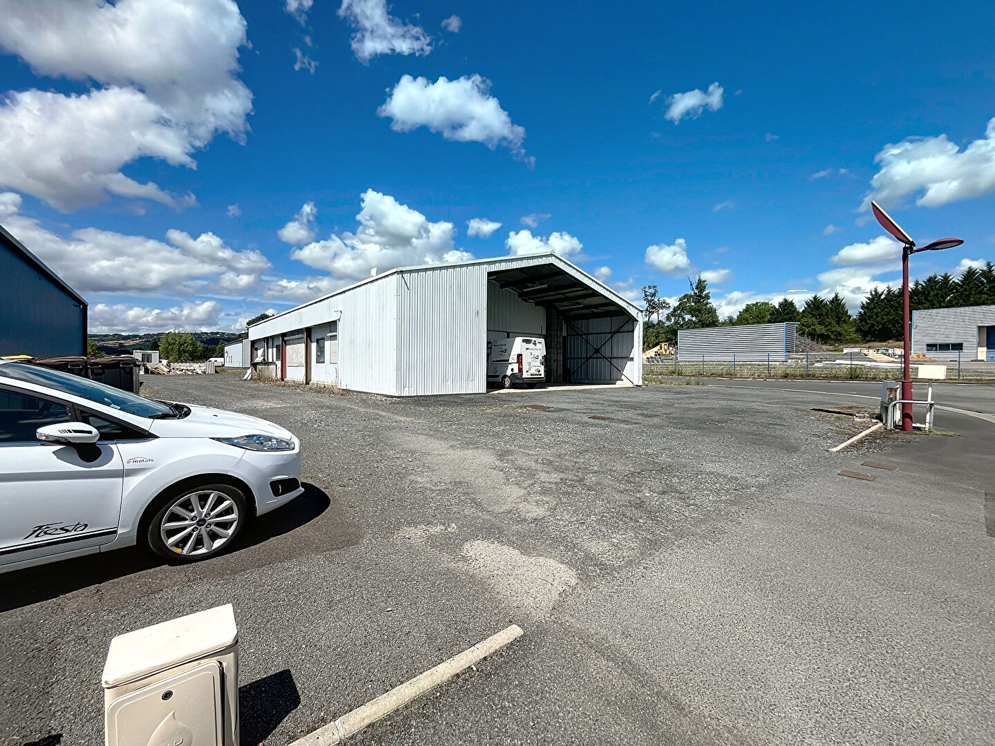 A VENDRE EN EXCLUSIVITE - Local d'activité Allassac 320 m2- bureau-salle d'eau-WC-chambre froide