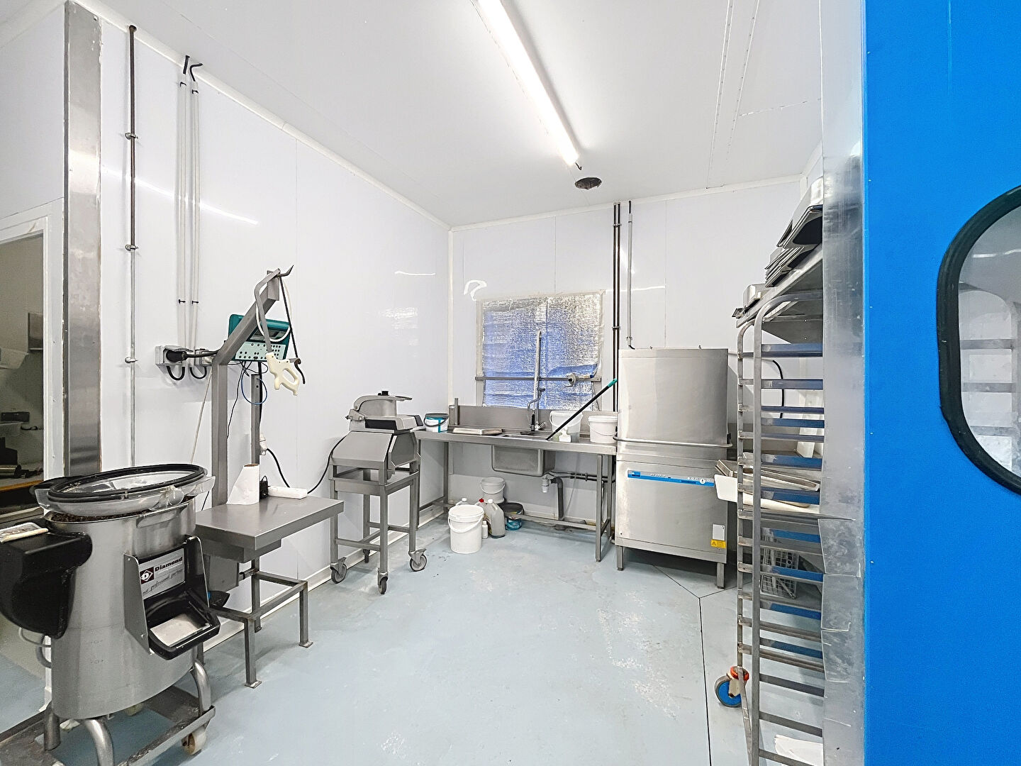 A VENDRE EN EXCLUSIVITE - Local d'activité Allassac 320 m2- bureau-salle d'eau-WC-chambre froide