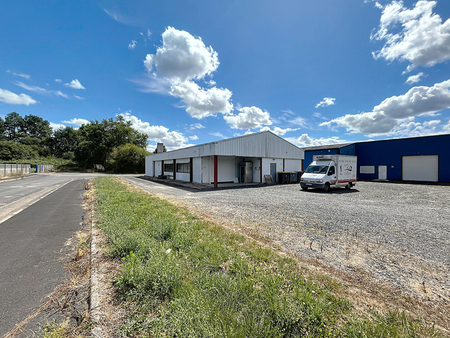 A VENDRE EN EXCLUSIVITE - Local d'activité Allassac 320 m2- bureau-salle d'eau-WC-chambre froide