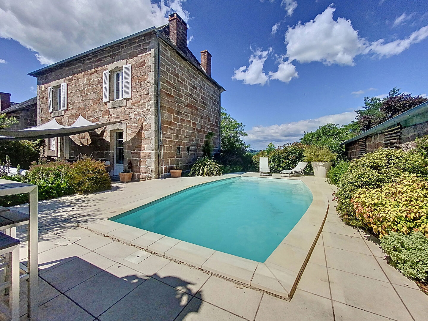 Maison en pierre à vendre à Vars Sur Roseix - 3 chambres - Une piscine - Garage -