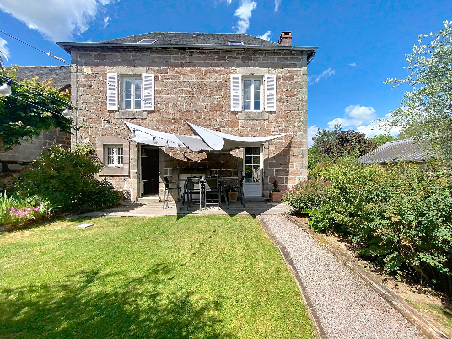 Maison en pierre à vendre à Vars Sur Roseix - 3 chambres - Une piscine - Garage -