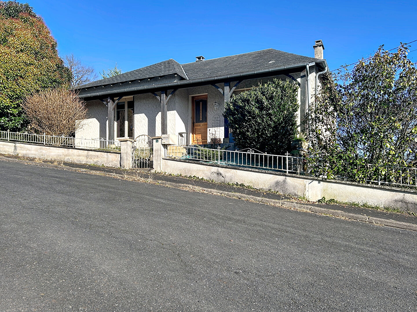 Maison à vendre Donzenac - Vue imprenable - 120 m2 Habitable - 3 Chambres - Sous-sol complet - Buanderie, Bureau - Terrain 600 m2