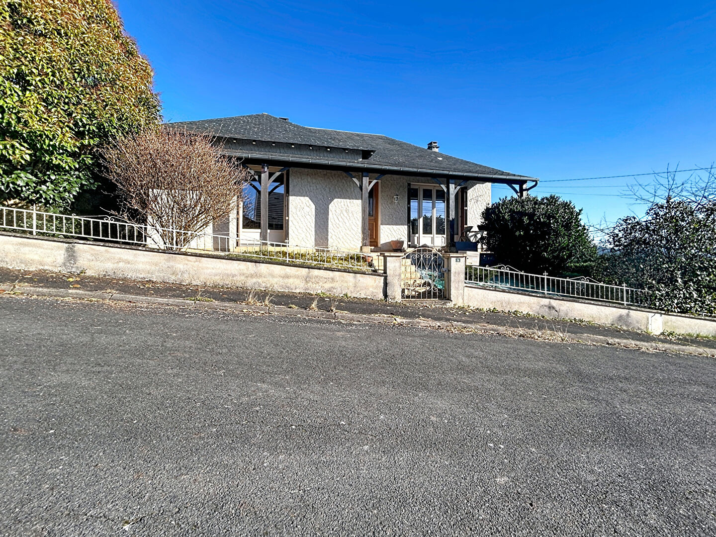 Maison à vendre Donzenac - Vue imprenable - 120 m2 Habitable - 3 Chambres - Sous-sol complet - Buanderie, Bureau - Terrain 600 m2