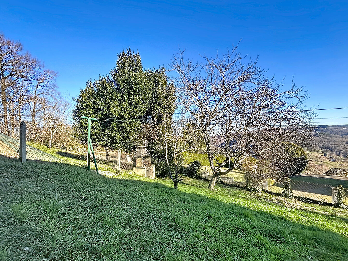 Maison à vendre Donzenac - Vue imprenable - 120 m2 Habitable - 3 Chambres - Sous-sol complet - Buanderie, Bureau - Terrain 600 m2