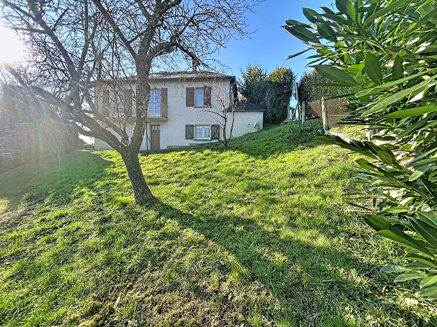 Maison à vendre Donzenac - Vue imprenable - 120 m2 Habitable - 3 Chambres - Sous-sol complet - Buanderie, Bureau - Terrain 600 m2