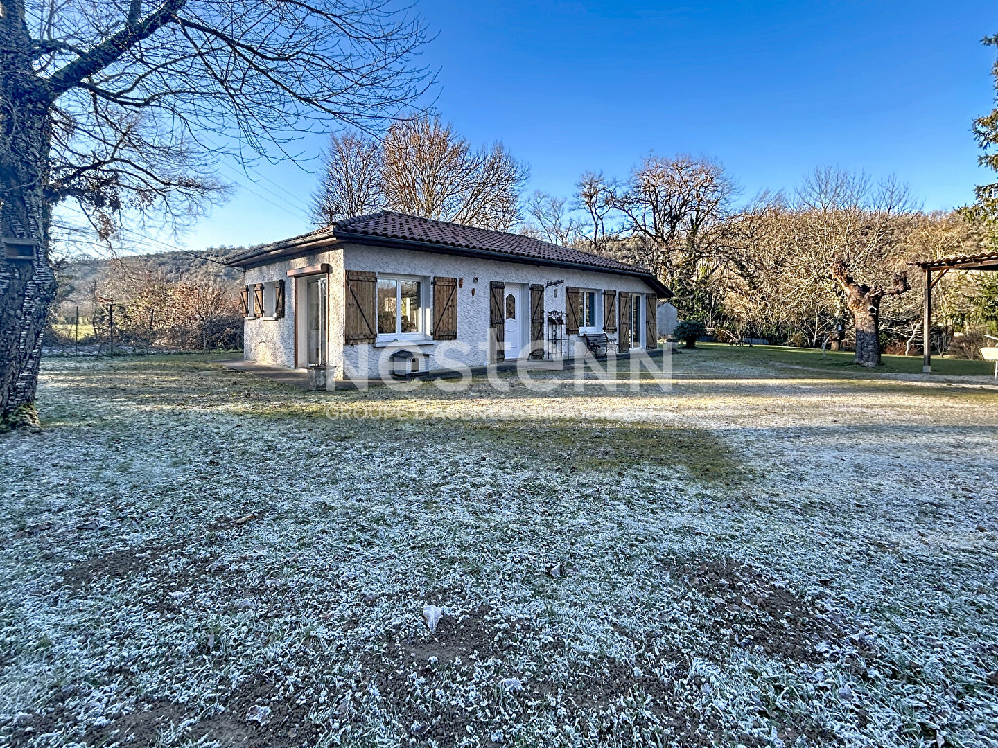 Maison à vendre de plain pied Montvalent - 3 chambres - Garage - Ateliers - Arboré - Jardin 2 000m2 - Maison d'hôte possible