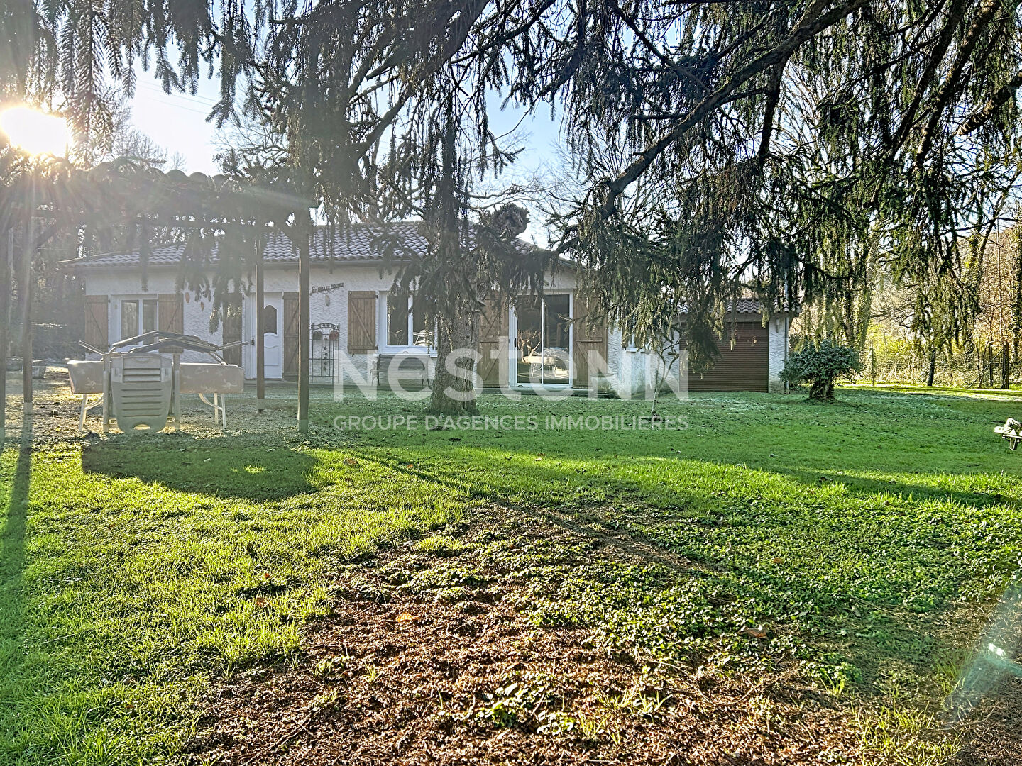 Maison à vendre de plain pied Montvalent - 3 chambres - Garage - Ateliers - Arboré - Jardin 2 000m2 - Maison d'hôte possible