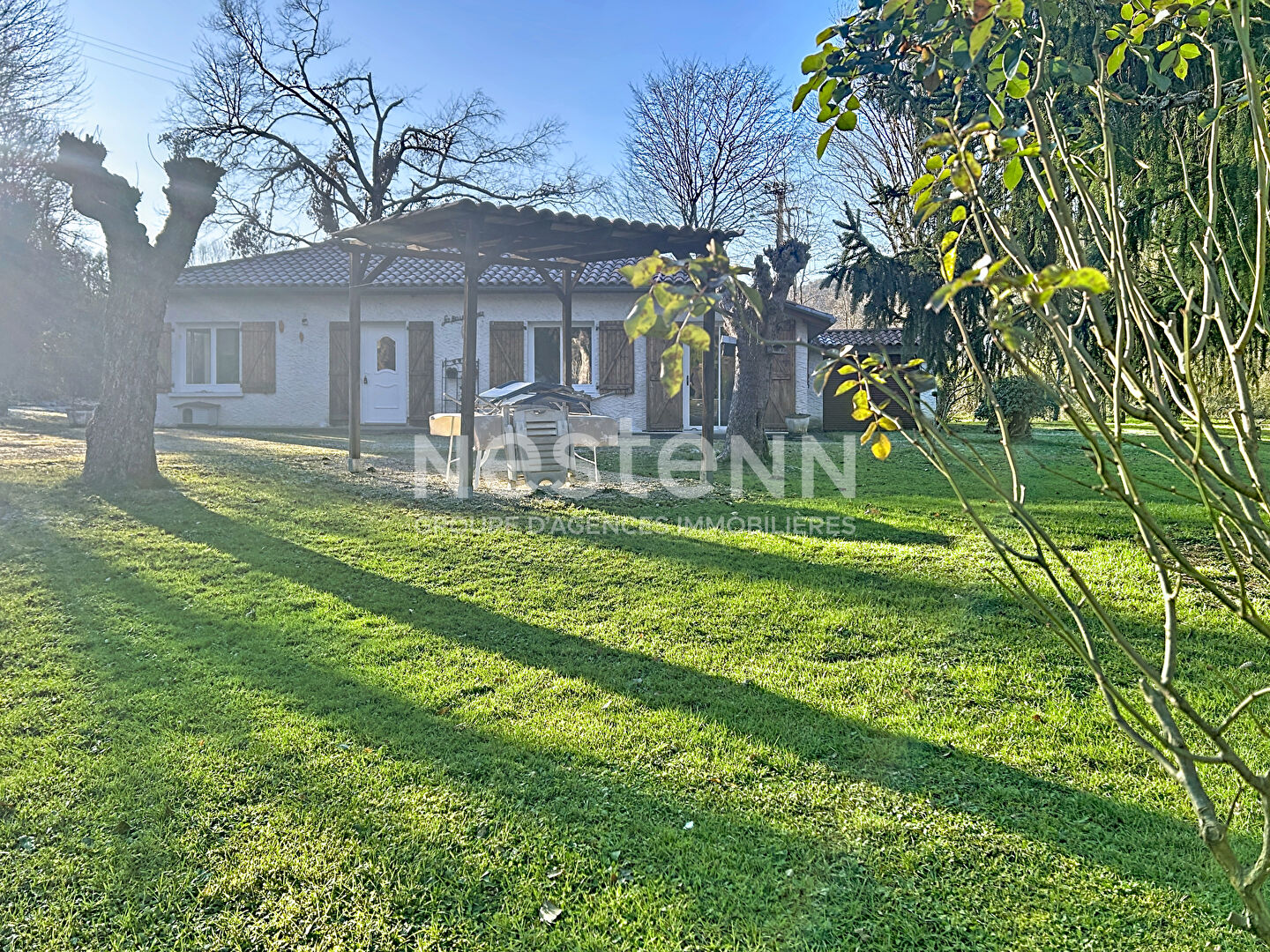 Maison à vendre de plain pied Montvalent - 3 chambres - Garage - Ateliers - Arboré - Jardin 2 000m2 - Maison d'hôte possible