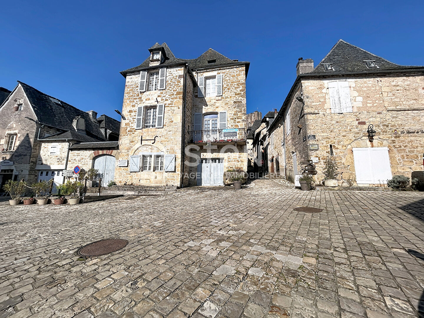 Domaine place centrale de Turenne à vendre. 202 m2 habitable, 1 garage, 1 grange. Localisation parfaite pour maison, commerce, réception... Classe énergétique B