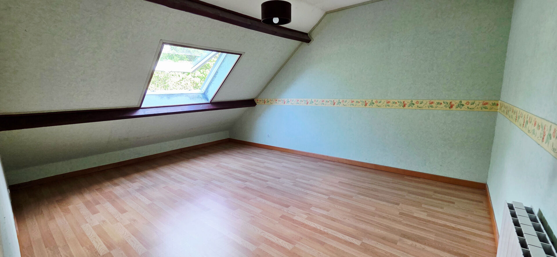 Charmant de 2 pièces à Étampes avec box et une cave.