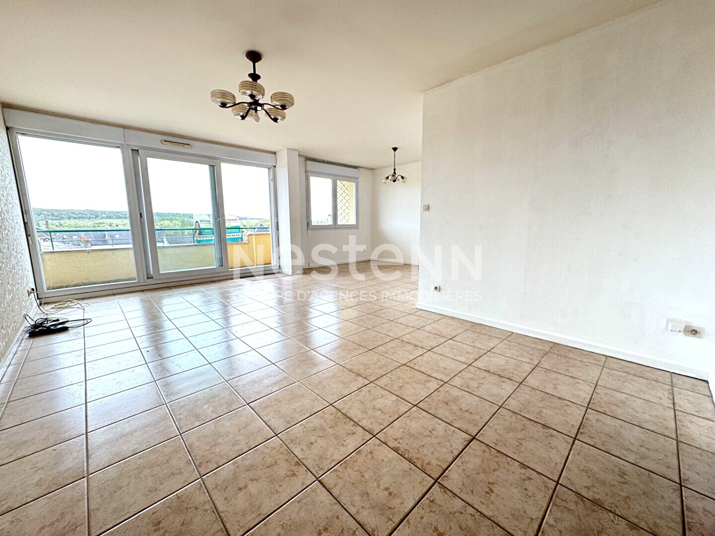 Appartement F4-F5 de 110 m2 avec box en sous-sol et ascenseurs - Etampes, centre-ville