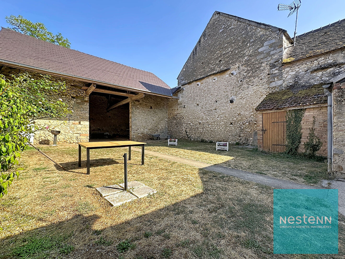 Maison de type longère en très bon état général avec 3 chambres, une grange et un jardin à Villeneuve-la-Guyard