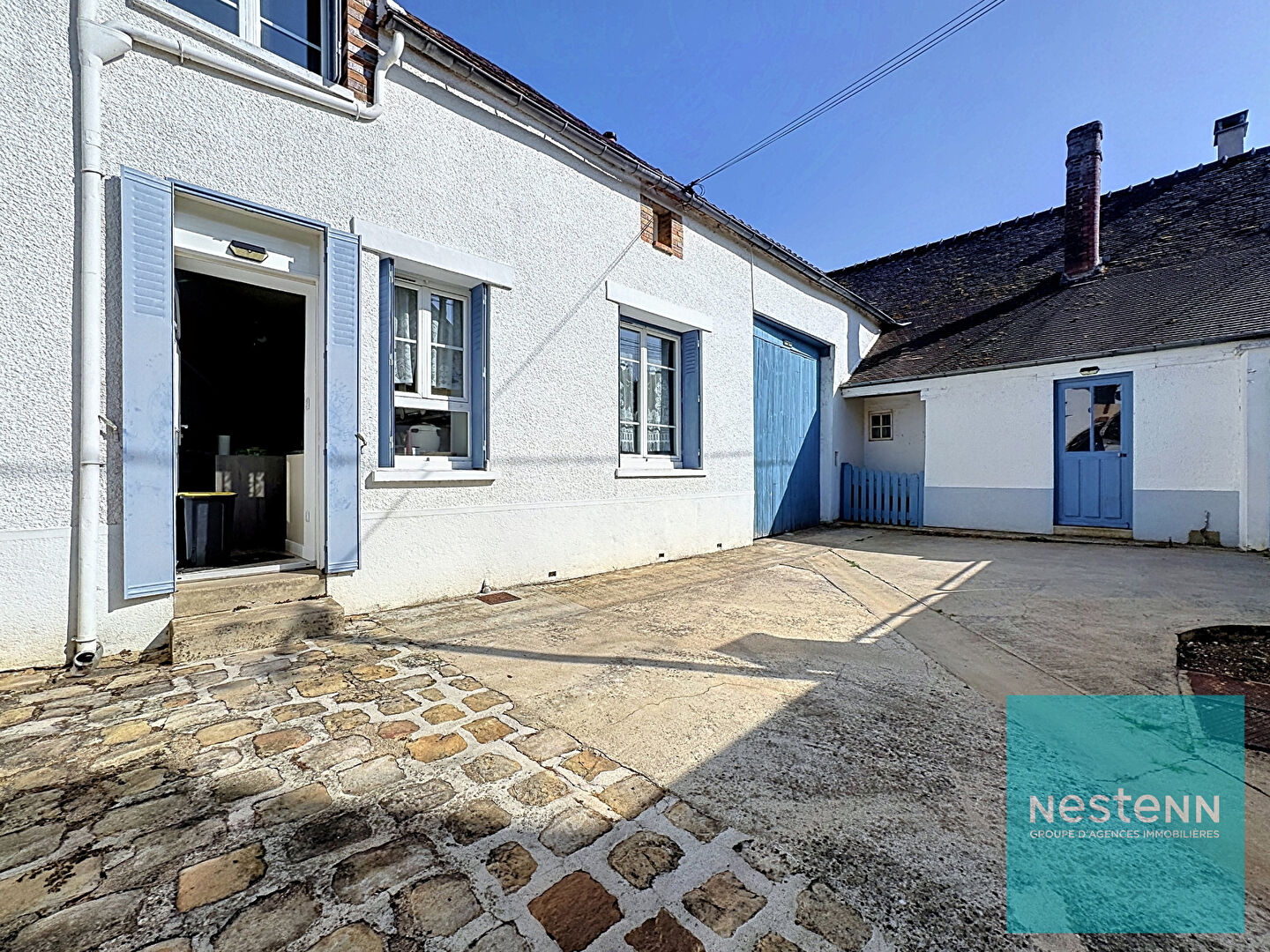 Maison de type longère en très bon état général avec 3 chambres, une grange et un jardin à Villeneuve-la-Guyard