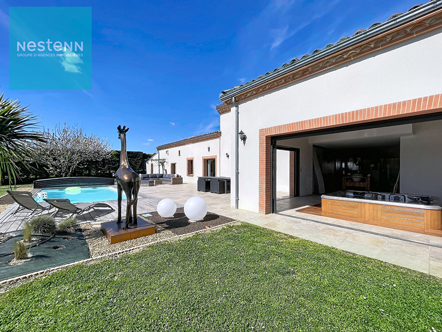 Belle demeure 363m² à vendre, piscine, spa et jardin, vue Pyrénées, 5 min. Villefranche de Lauragais