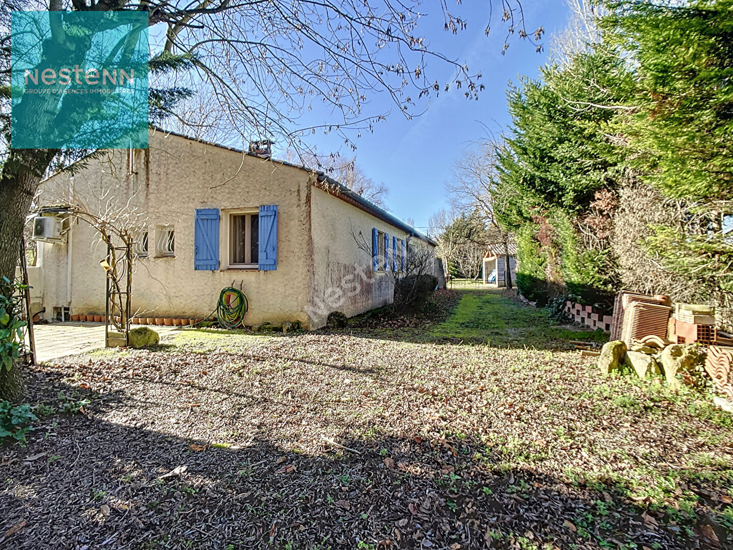 A vendre maison de plain-pied de 100m², 4 chambres, garage, jardin arboré de 3040m², à 10 minutes de toutes les commodités.