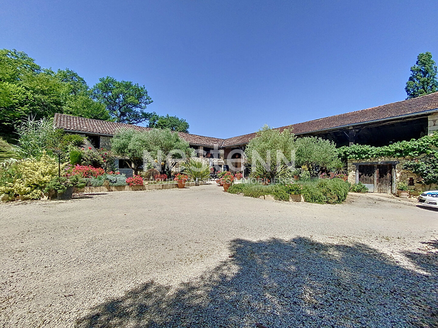 A vendre Propriété d'exception à 5minutes de Seissan avec son gite sur un terrain verdoyant et fleuri