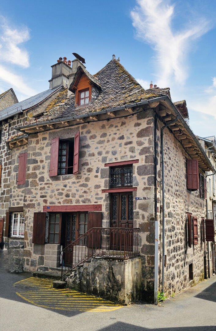 Maison 7 pièces 146 m² · à Vic sur Cere · 146 m² · 49 000 €