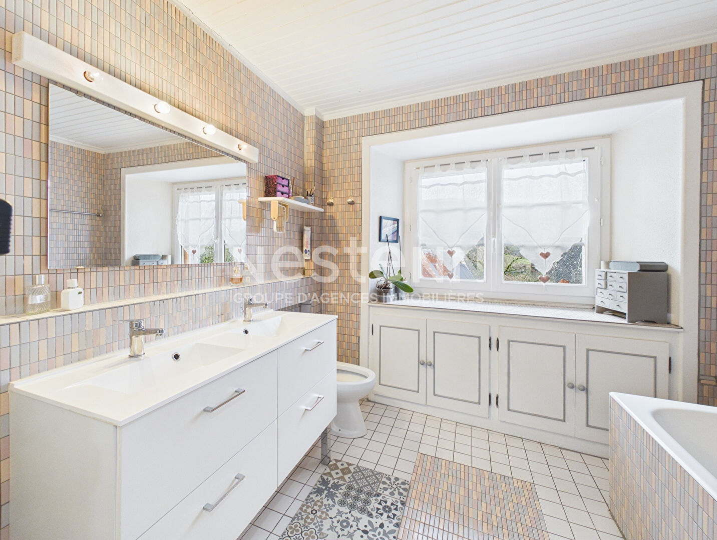 A vendre à Marmanhac, sur terrain d'environ 4000 m², maison de type 6 d'une surface de 157 m² avec carport, garage et piscine
