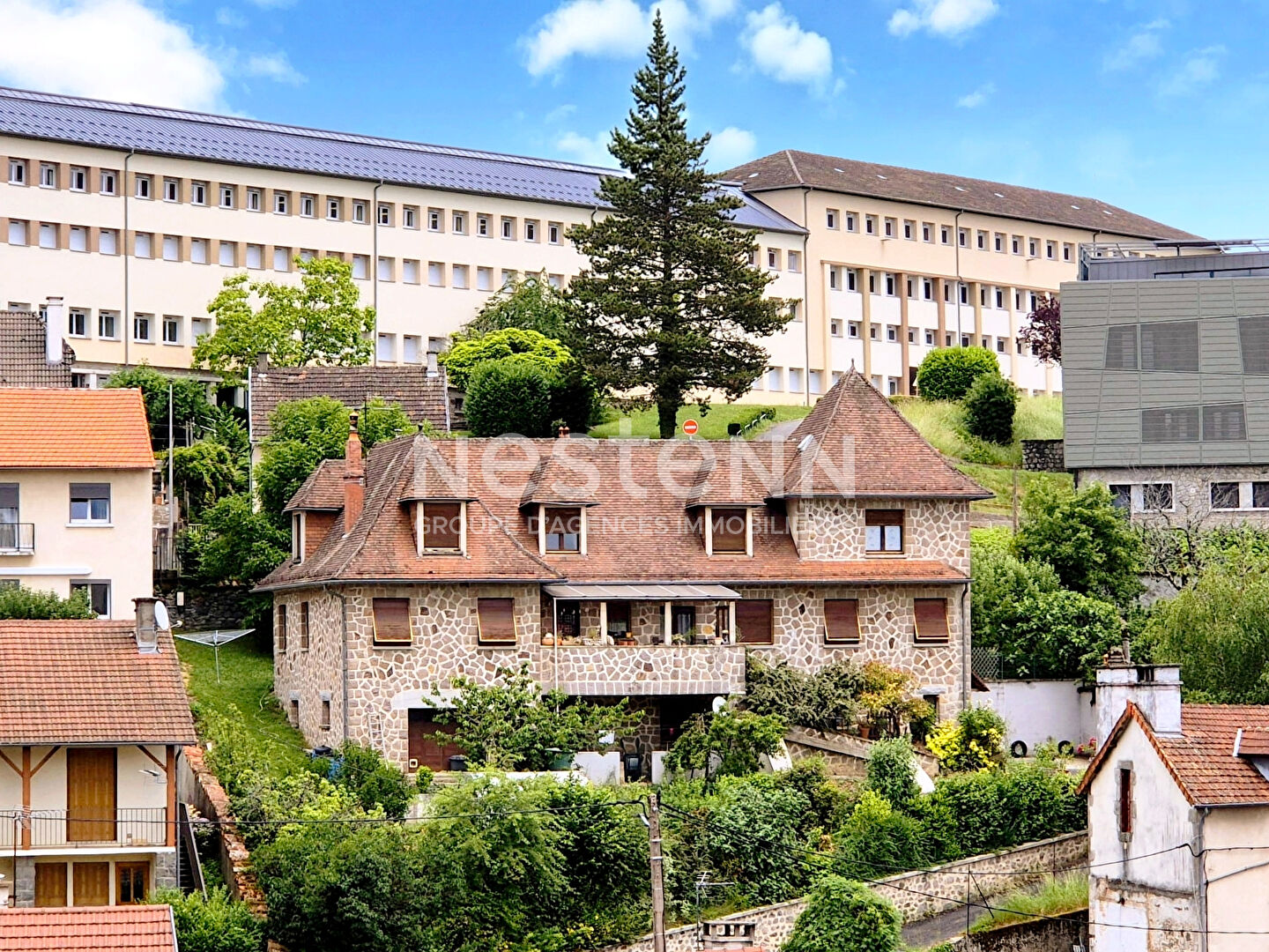 Maison 8 pièces 255 m² · à Aurillac · 255 m² · 330 000 €