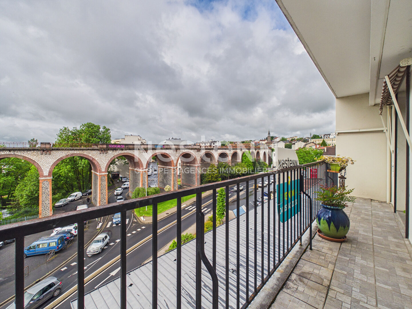 Aurillac, quartier viaduc, à Vendre Appartement de type 3 d'une surface de 65 m² avec balcon et cave.