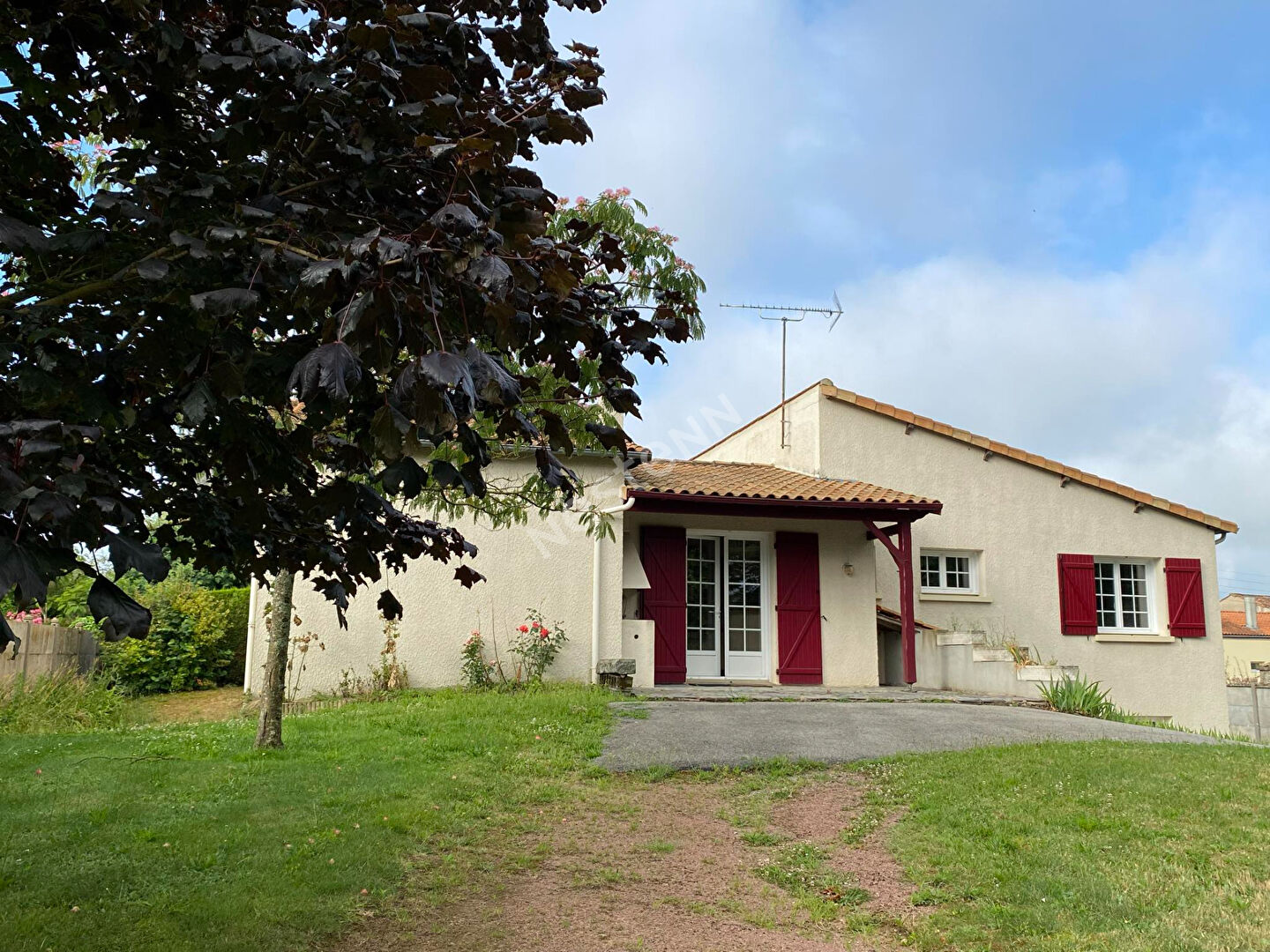 Maison de 120m2 habitable avec sous sol sur un terrain de plus de 2000m2 — free download