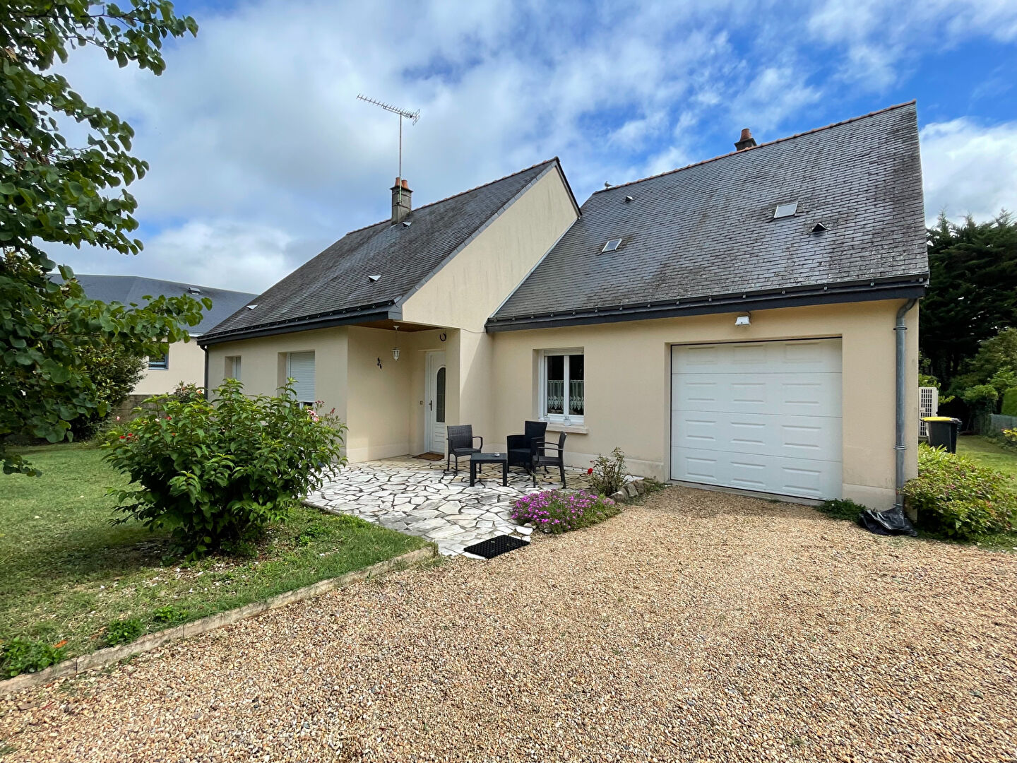 Brissac-Quince - maison avec vie de plain-pied - jardin de 1000m2 a ...
