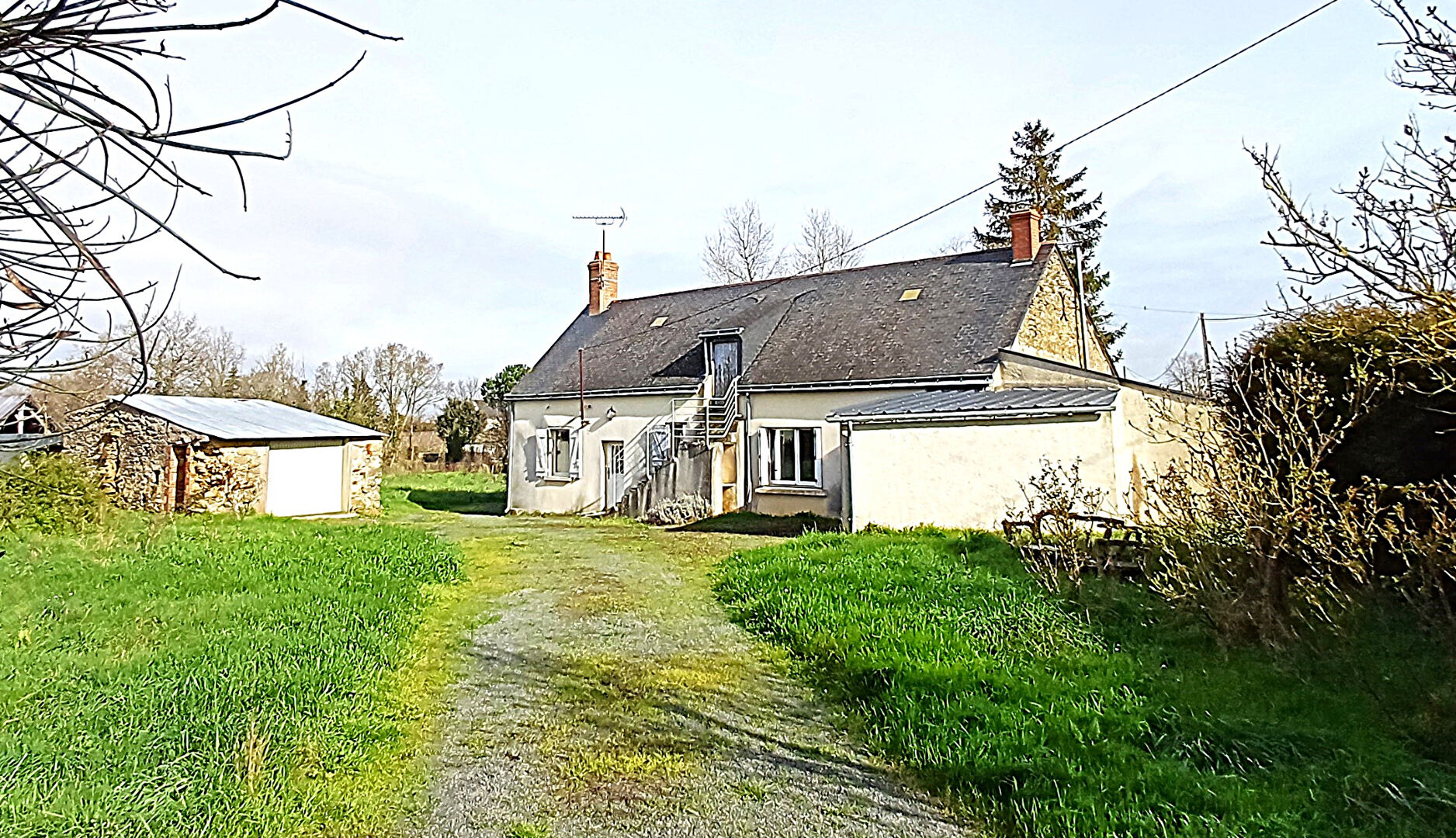 Maison ancienne a renover avec vie de plainpied et terrain de 3340m2 — free download