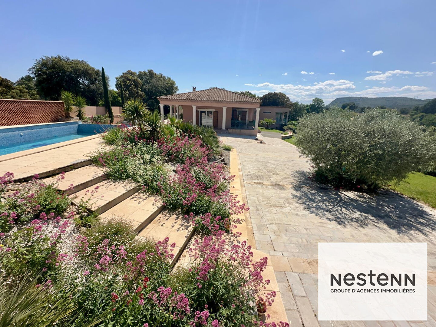 Maison PLAIN PIED 218 m²  sur 3025 m² de terrain, piscine, pool house, salle de sport, garage et dépendance.
