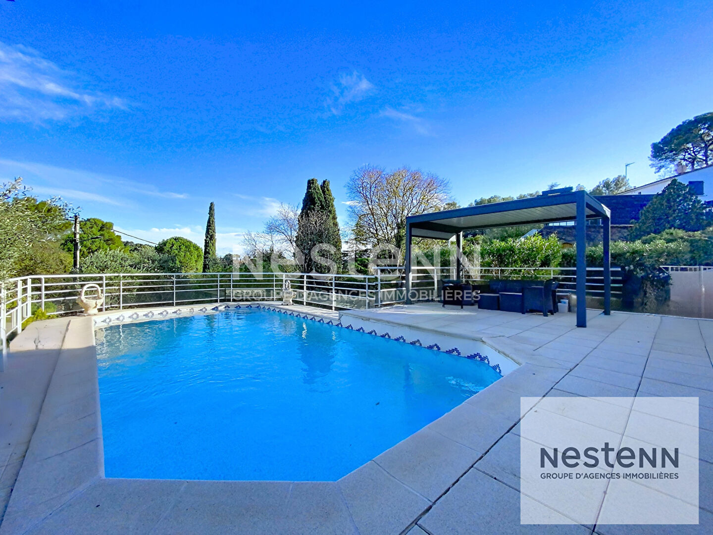 A vendre maison 6 pièces de 170 m² avec  plus de 50 m² de dépendance et piscine sur terrain arboré d'environ 980 m² à Montpellier secteur Aiguelongue